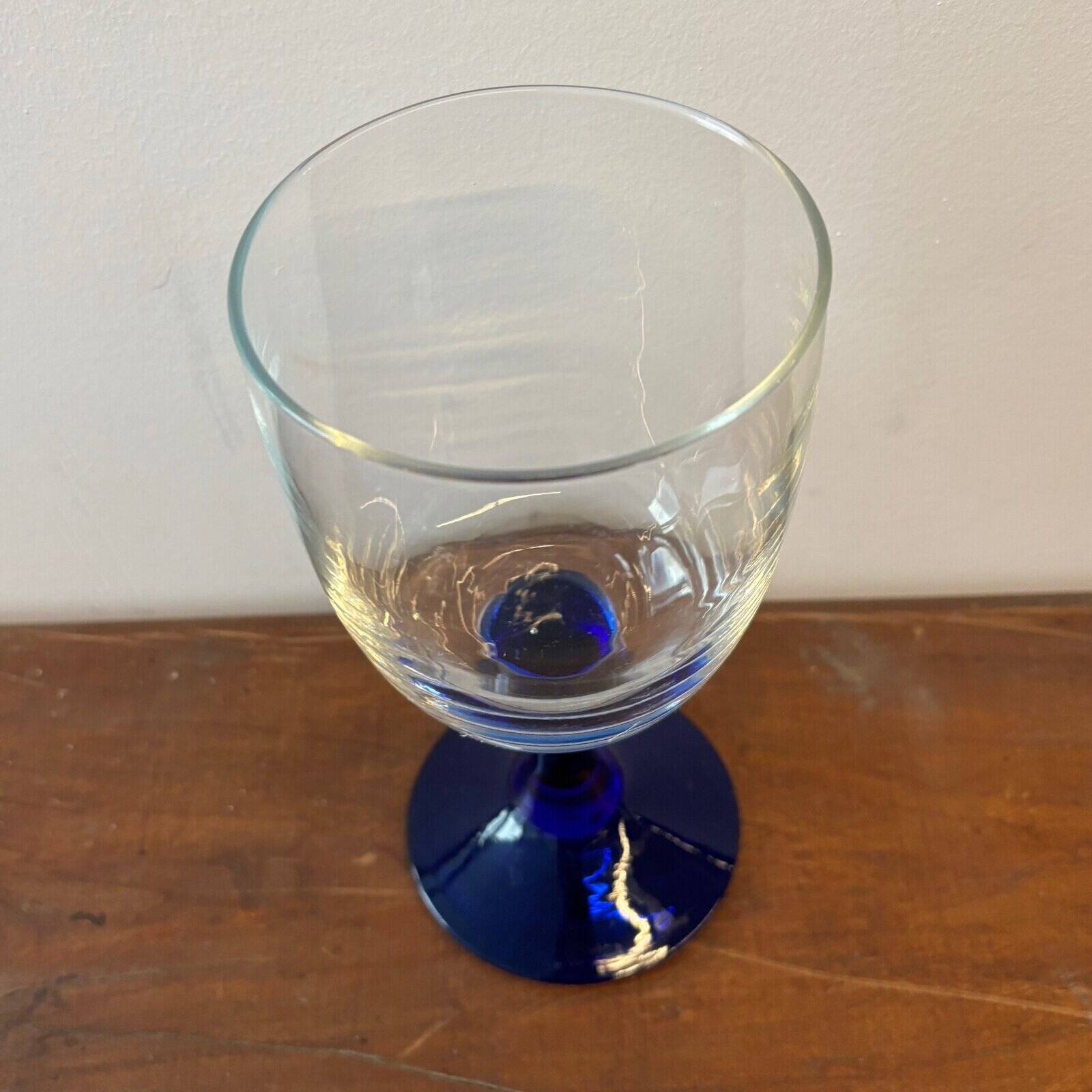 Vase sur pied en verre bleu