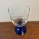 Vase sur pied en verre bleu