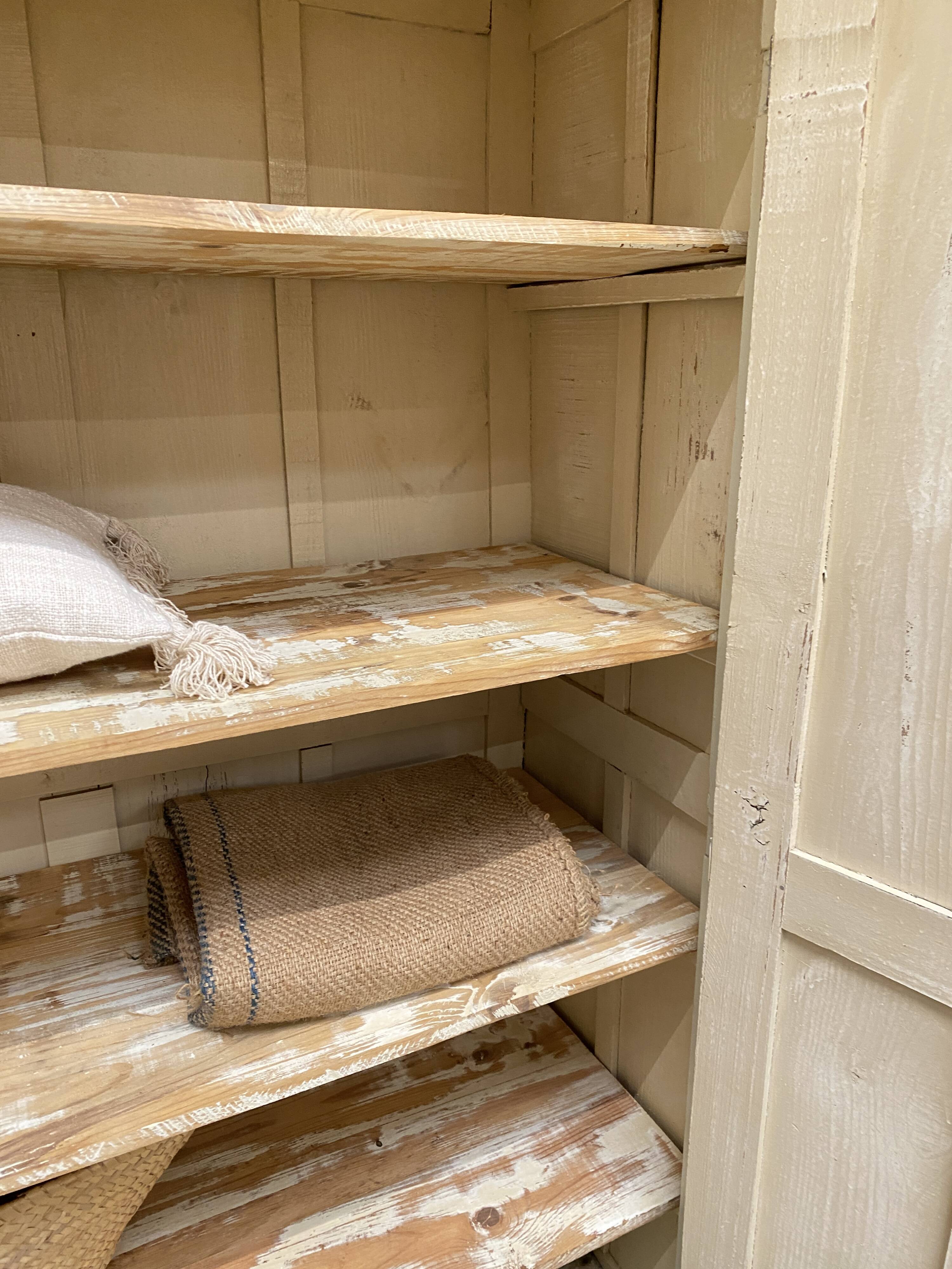 Armoire patinée en bois brut