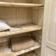 Armoire patinée en bois brut