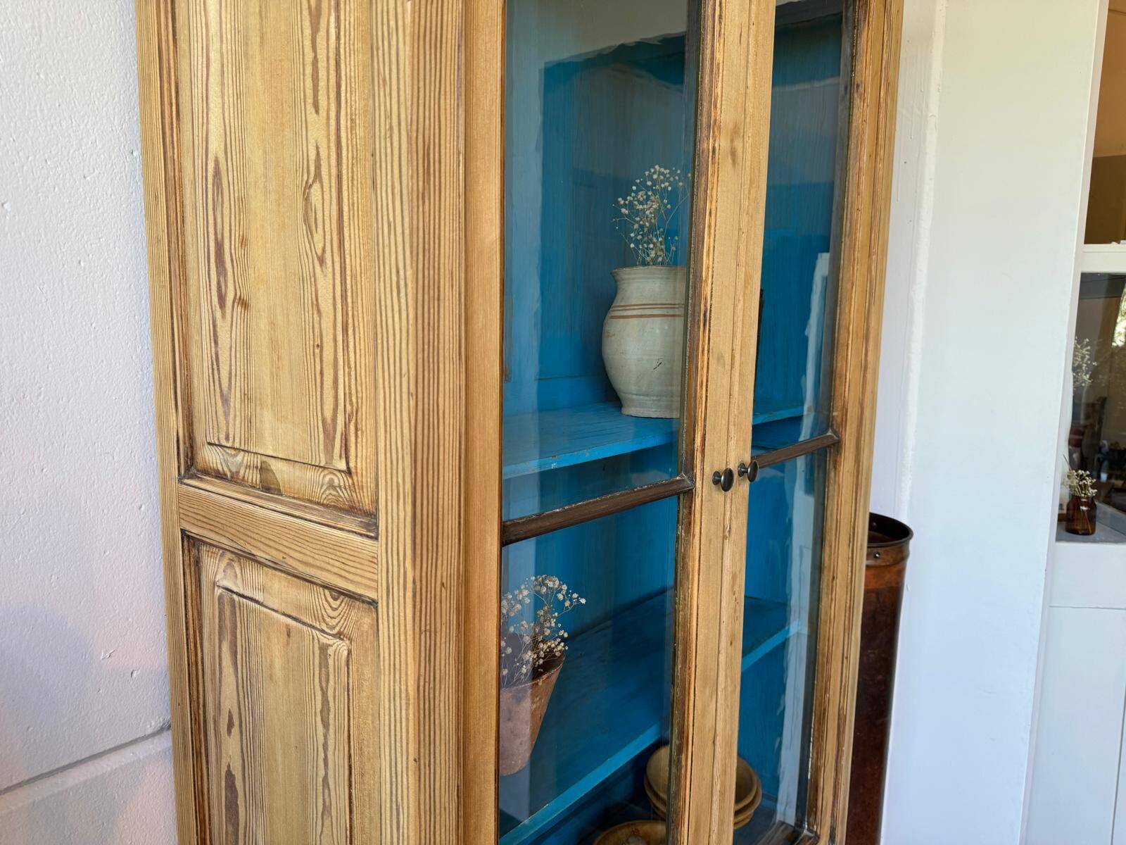 Old 2-body display case