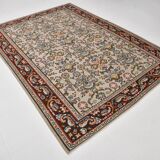 Un tapis persan oriental crème à motifs floraux – Élégance classique
