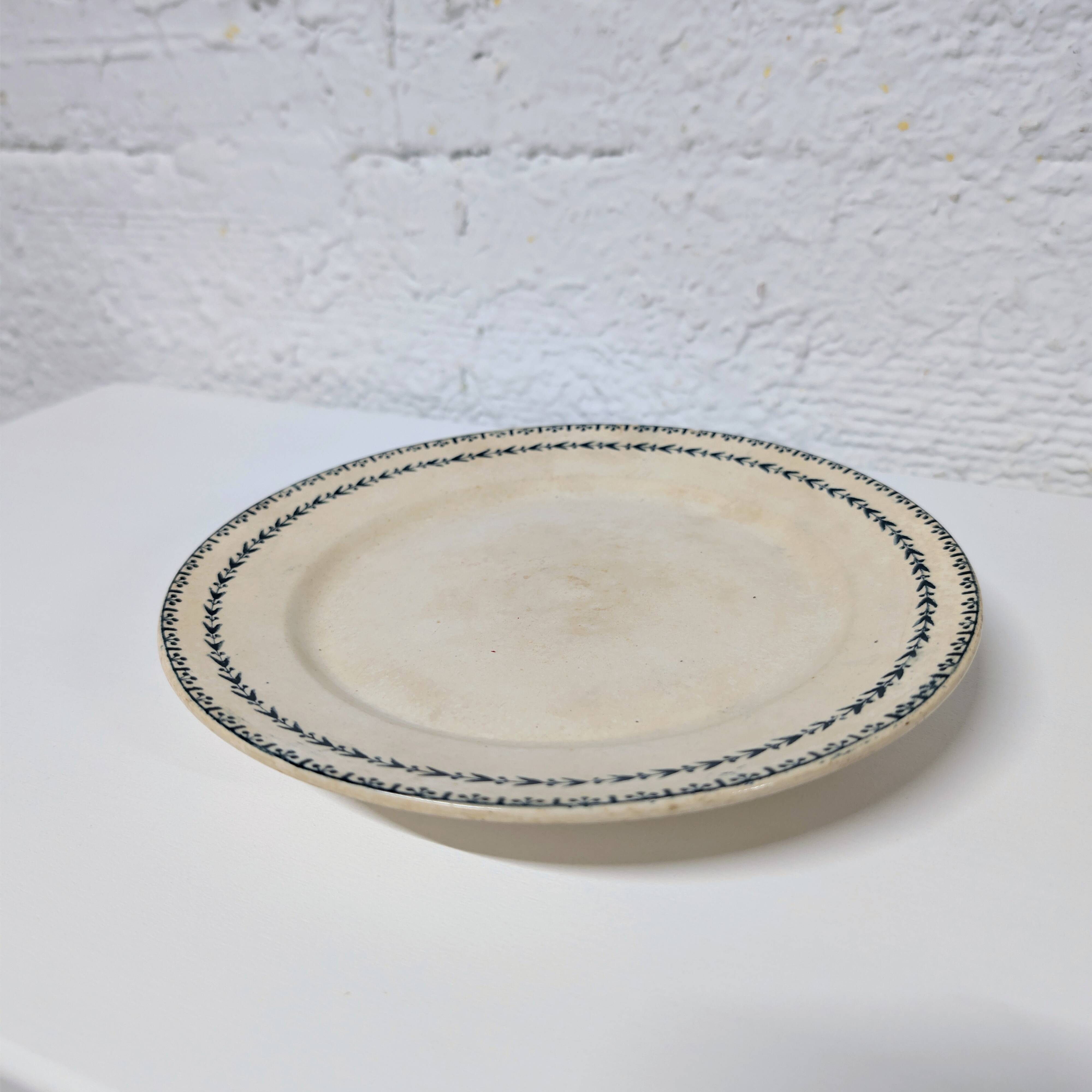 U & Cie Sarreguemines pedestal plate - Carlos model