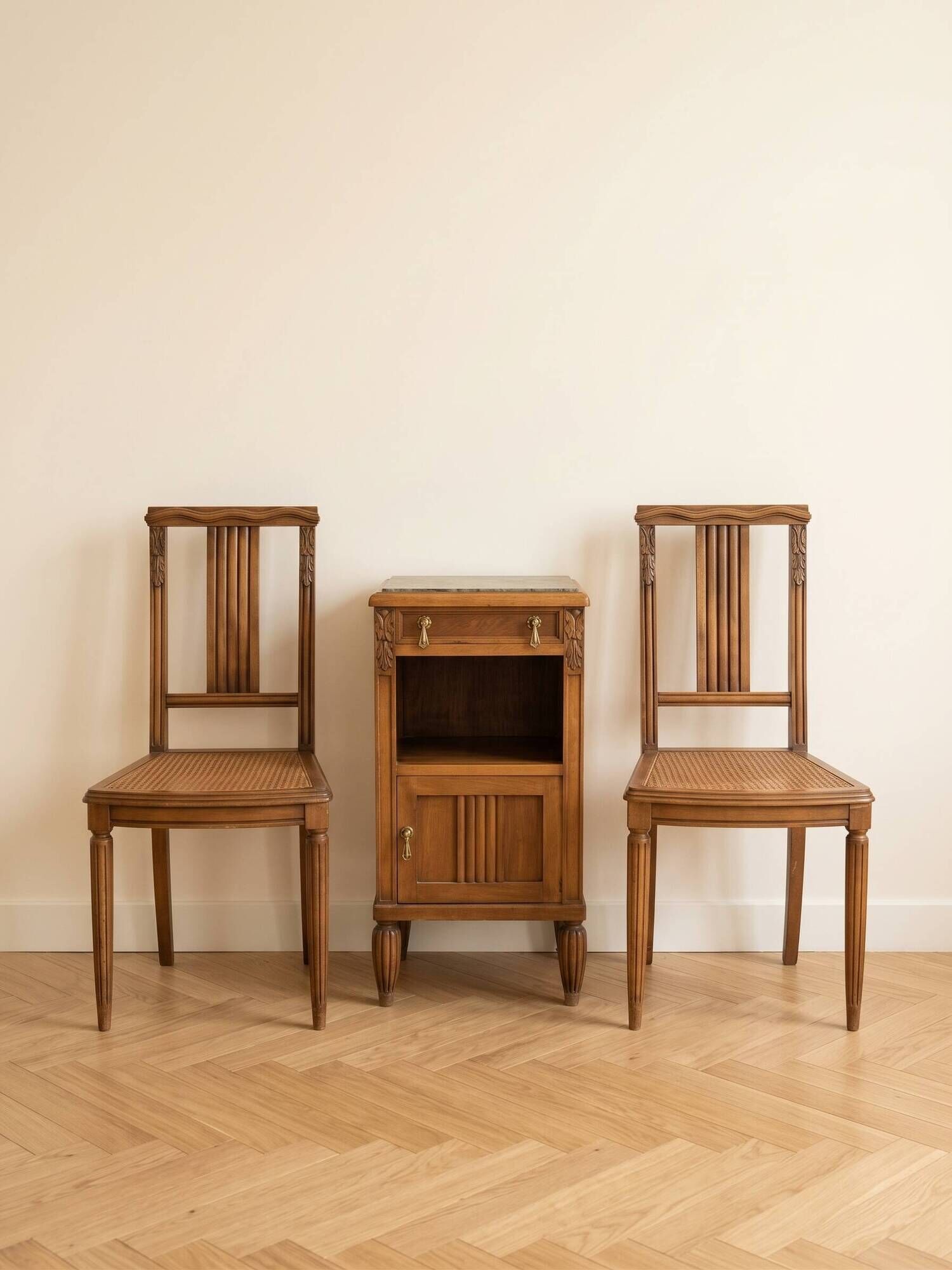 Art Deco bedroom set: 2 chairs and a wooden bedside table.