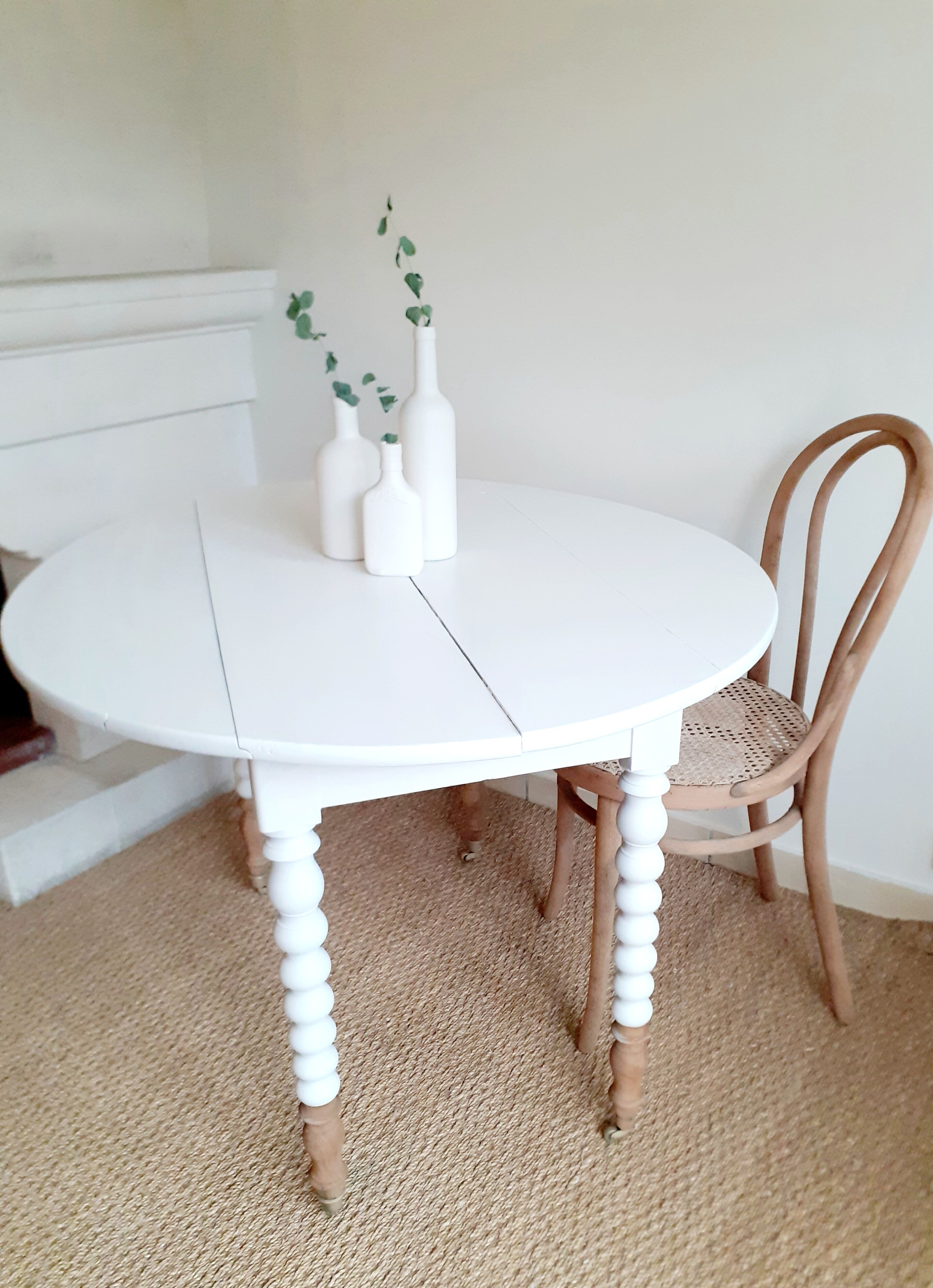 Round table with flaps