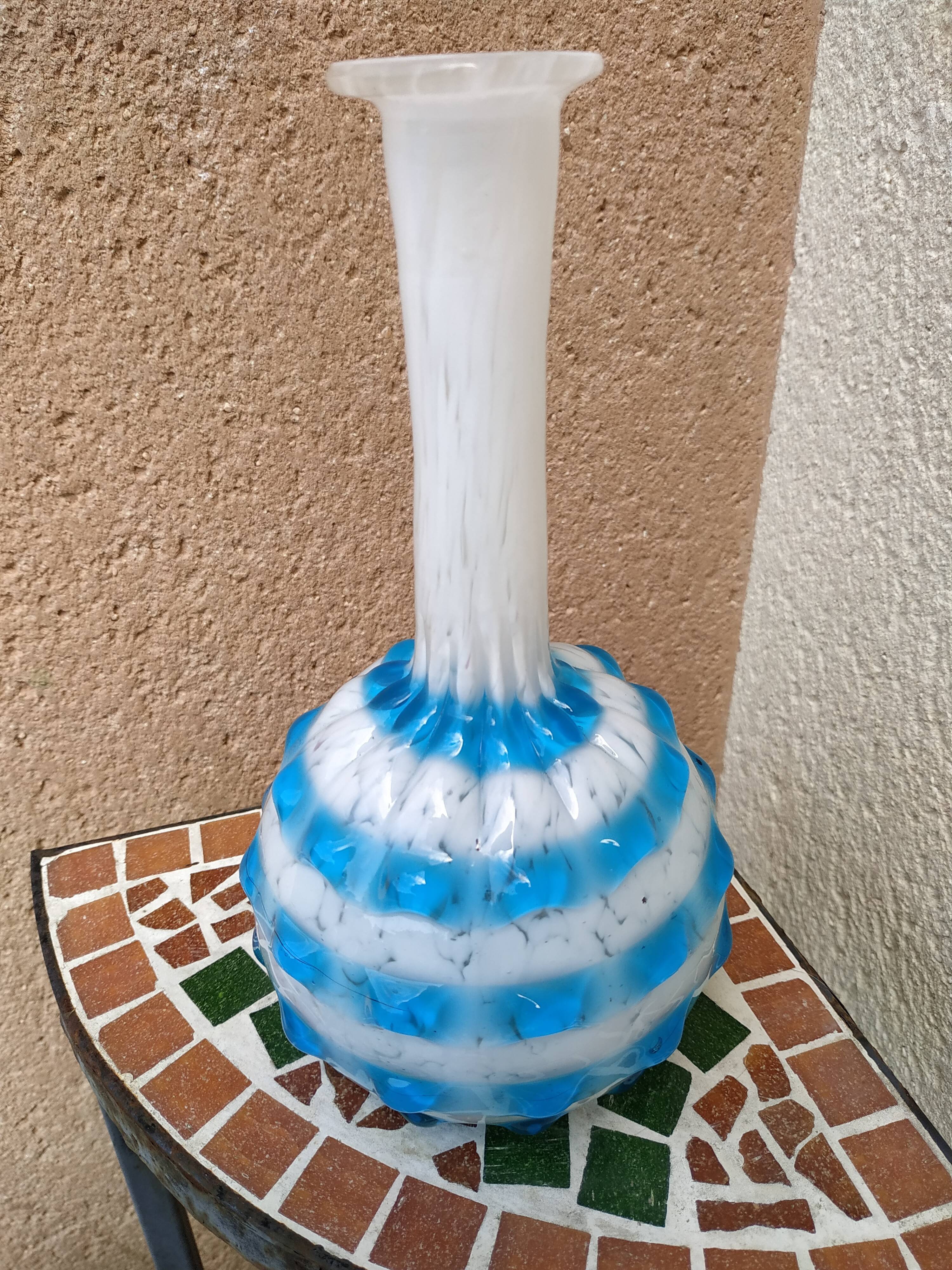 Vase en verre soufflé bleu et blanc