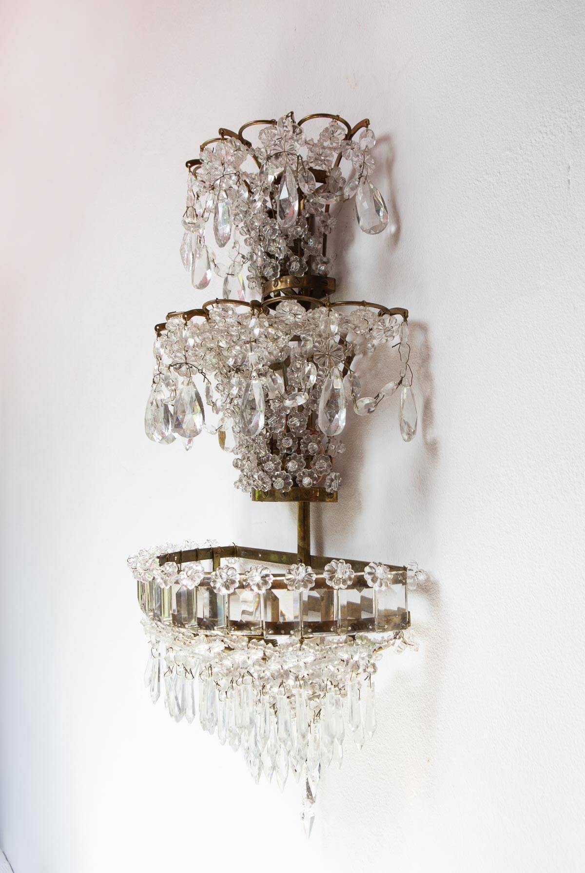 Paire de grandes appliques en laiton et cristal c. 1940s (57 cm)