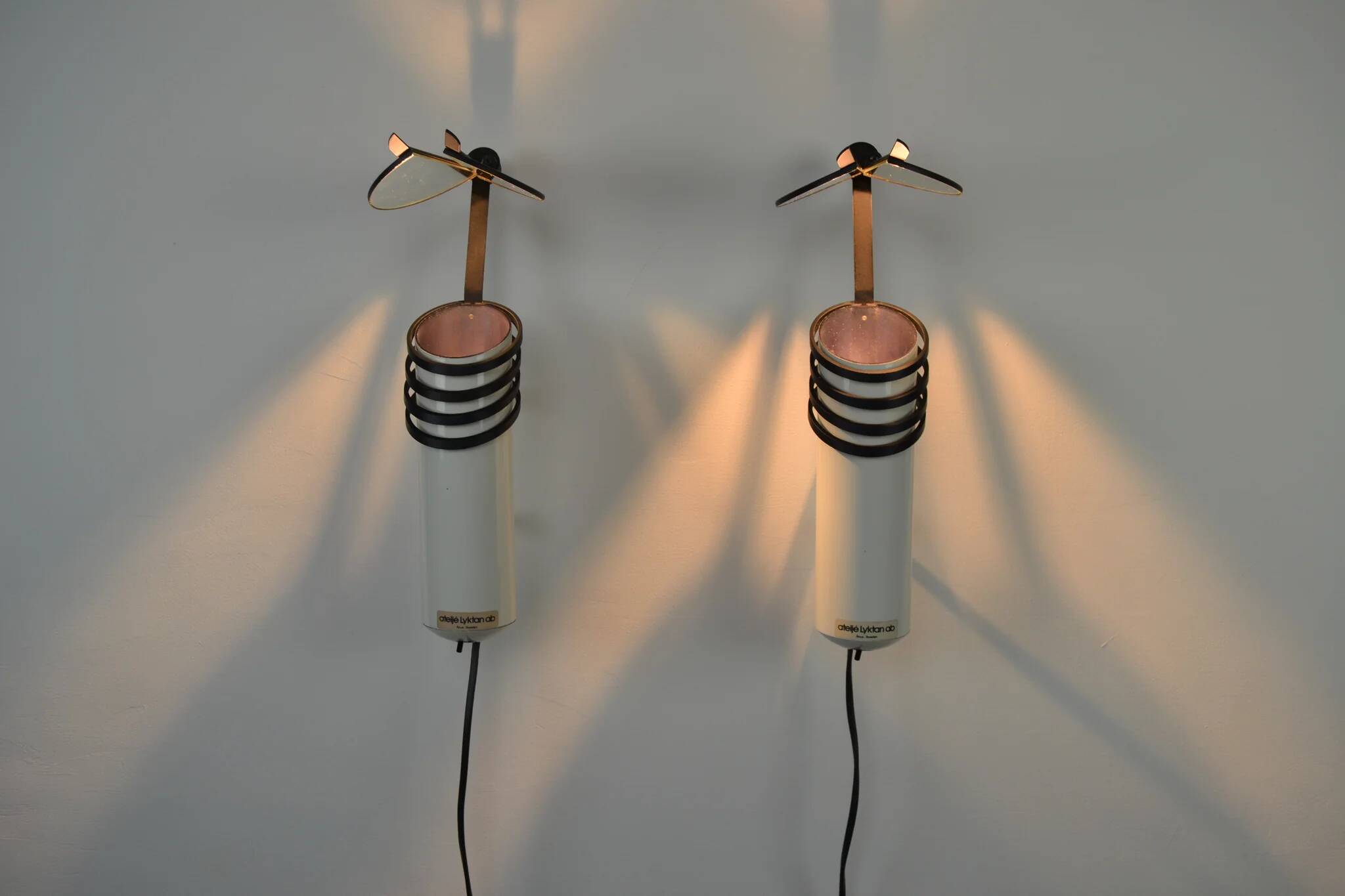 A pair of white “Skarabé” wall lamps by Stig Ahlström and Clas Kock for Ateljé Lyktan, Sweden, 1980s