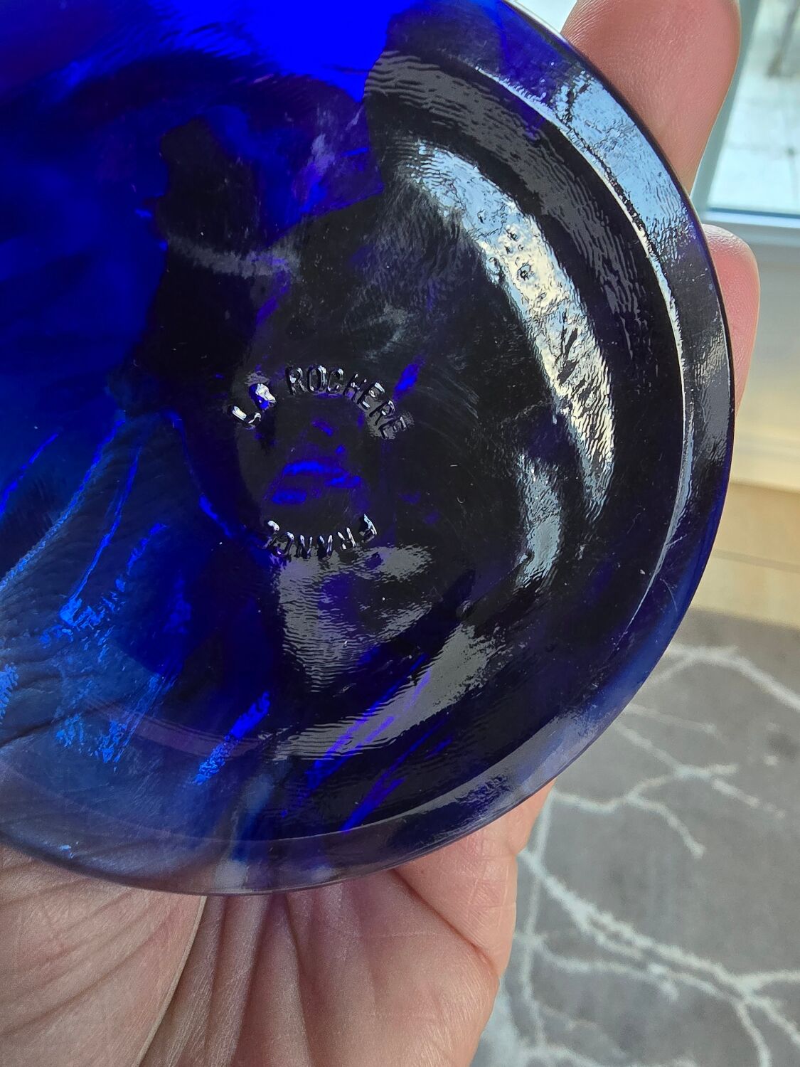 Coupe vintage La Rochère bleu cobalt sur pied