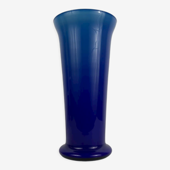 Vase en opaline style scandinave dégradé de bleu