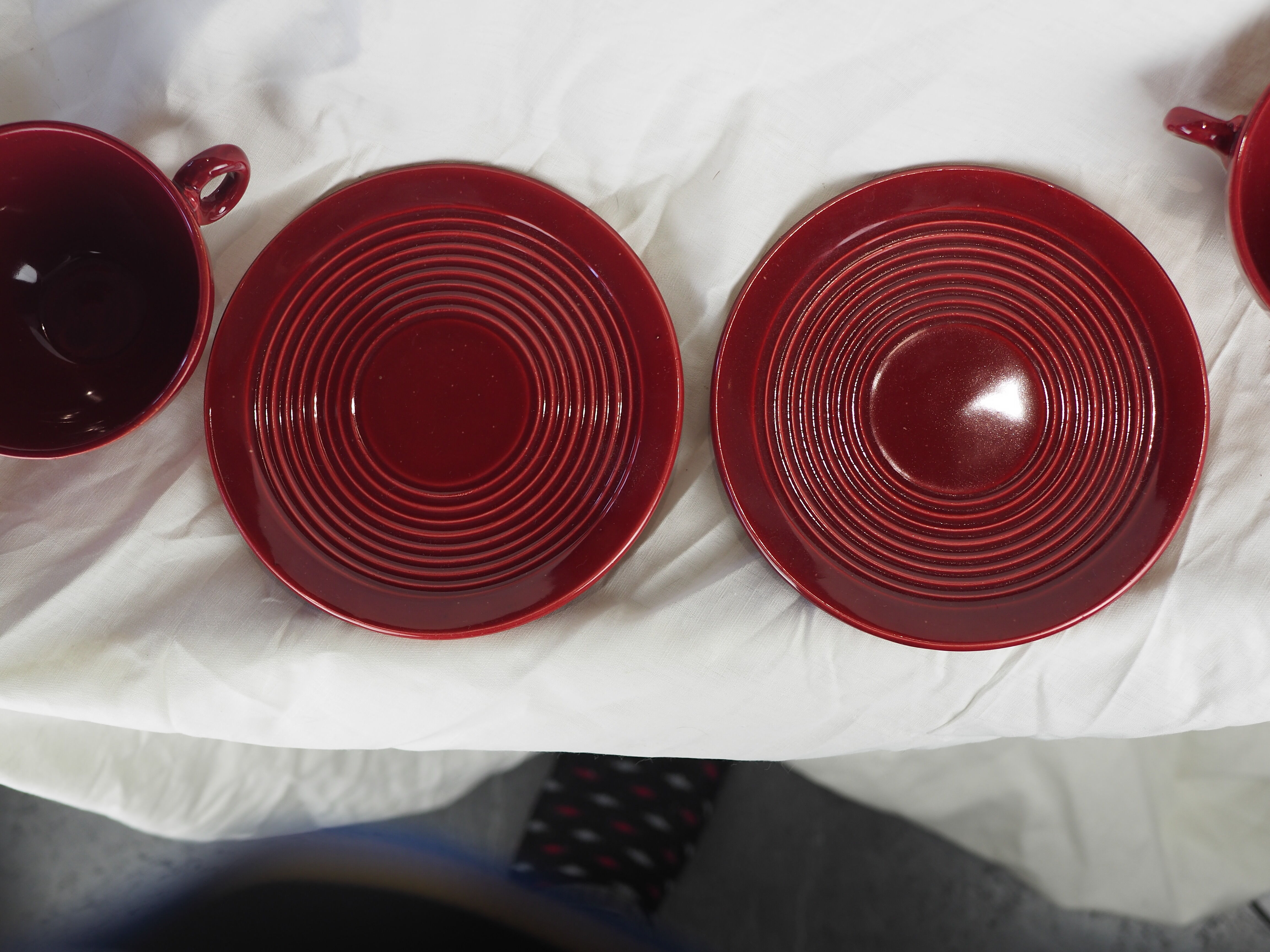 Pair of burgundy red cups with concentric streaks - Saint-Clément - 50s