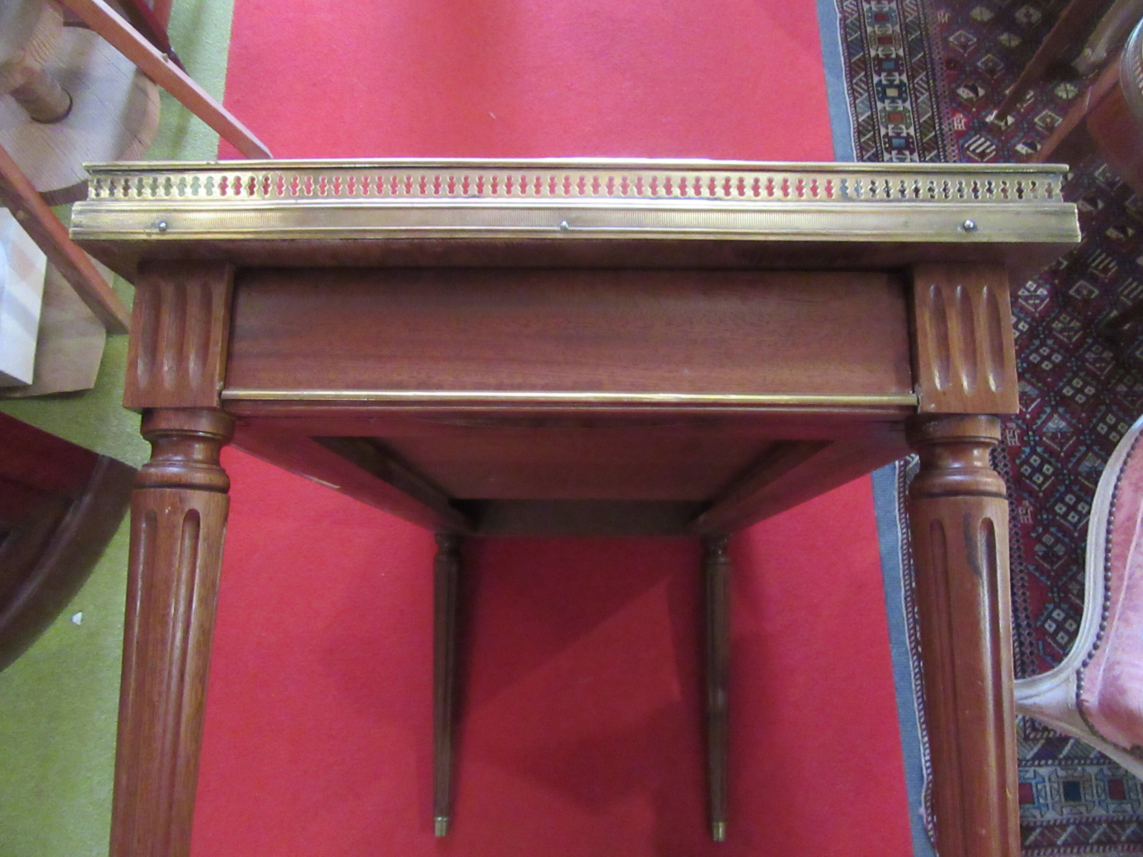 Table basse style louis XVI en acajou et laiton