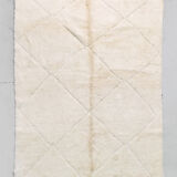 Tapis berbère marocain beni ouarain écru uni à losanges gravés 302x212cm