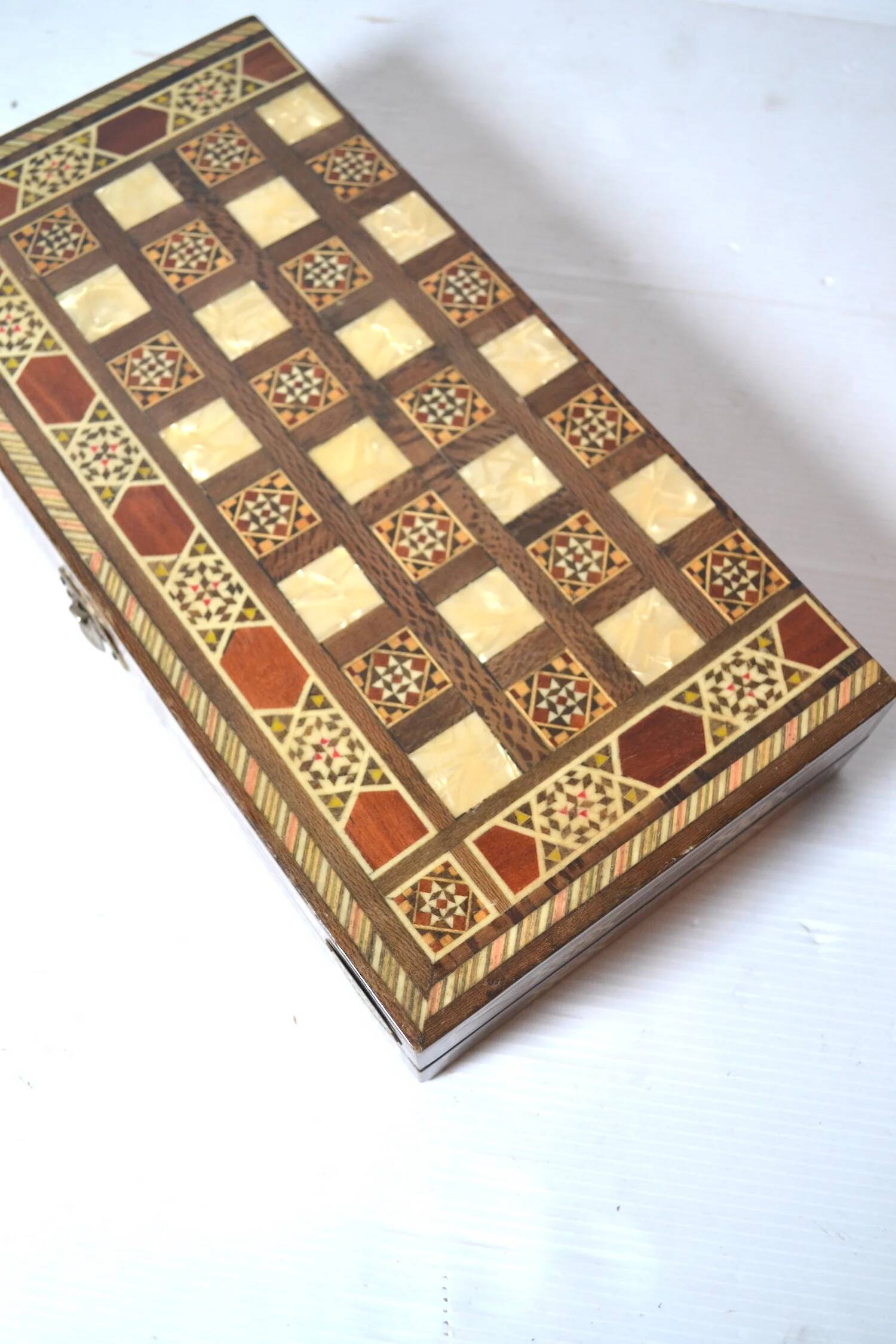 Jeu d'échecs de dames et de backgammon en marqueterie