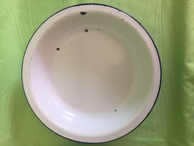 Set of 4 dishes tole enamelled white