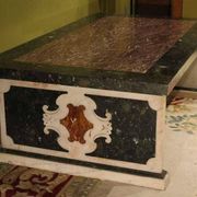 Table basse ou de cocktail rectangulaire en marbre polychrome italien du 20e siècle