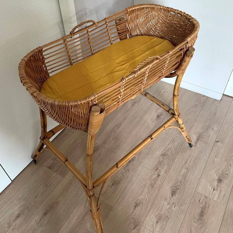 Couffin vintage en rotin sur support