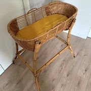 Couffin vintage en rotin sur support