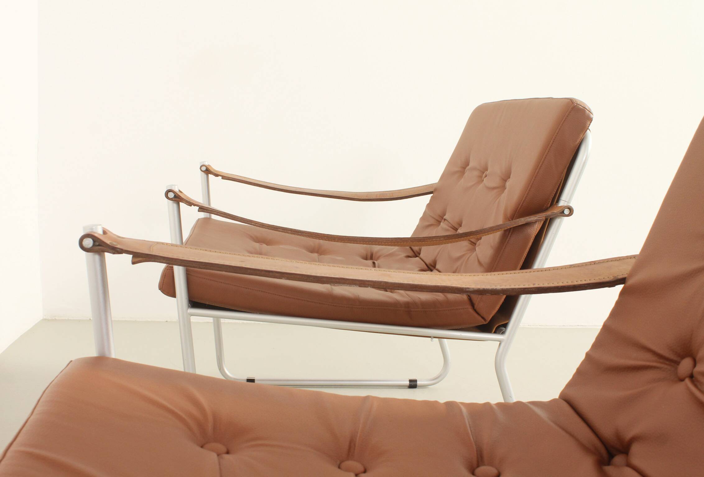 Paire de fauteuils de style safari avec accoudoirs en sangles de cuir, 1960