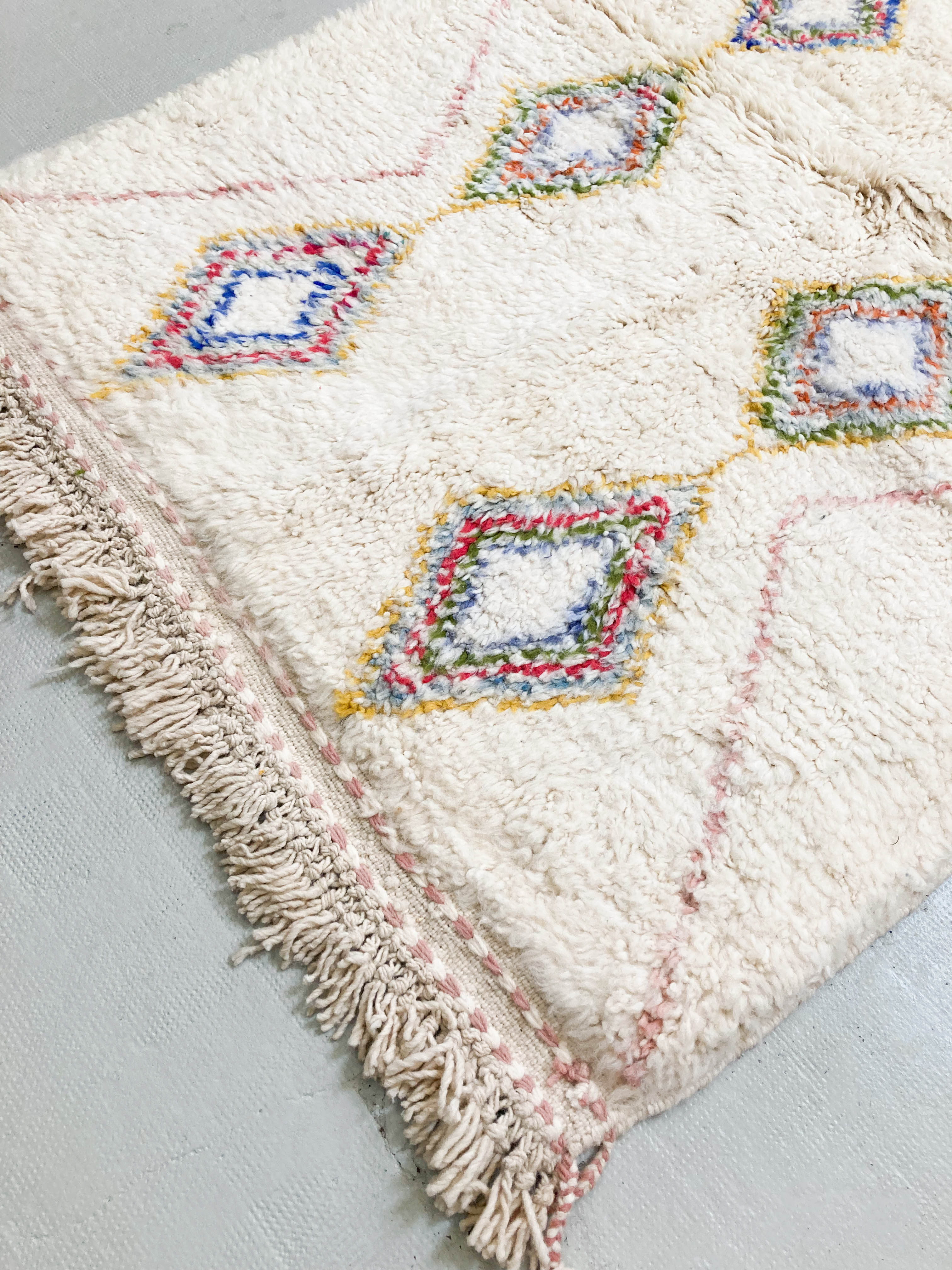 Tapis berbère marocain azilal écru à losanges colorés 195x132cm