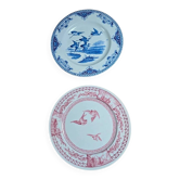 Duo d'assiettes plates anciennes motifs oiseaux rouge et bleue