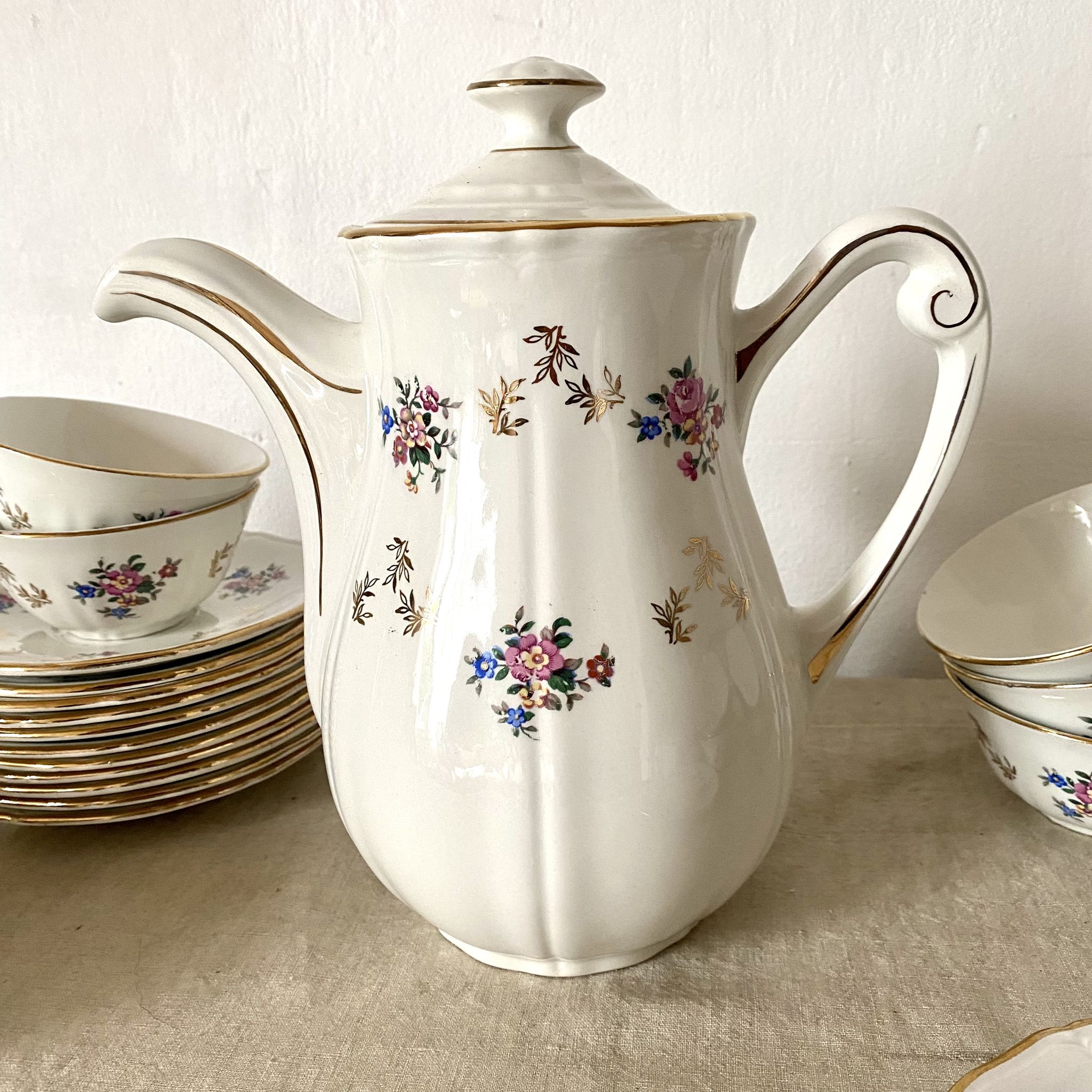 Antique tea set in Amandinoise porcelain