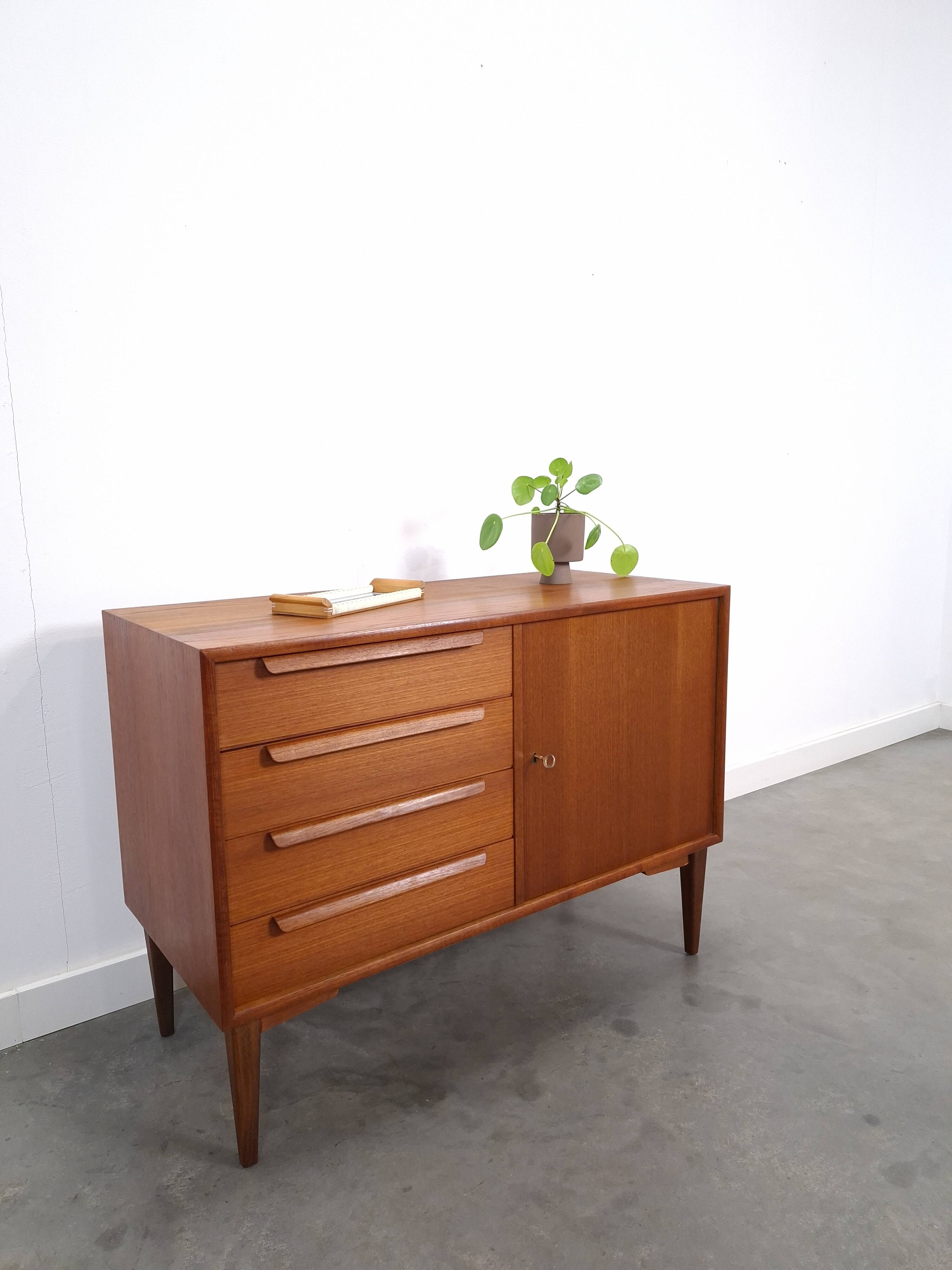 Teak sideboard met 4 lades en houten grepen, Bornhold
