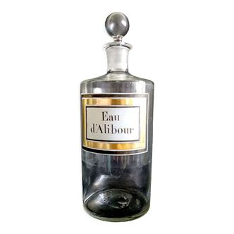 Flacon en pharmacie en verre transparent