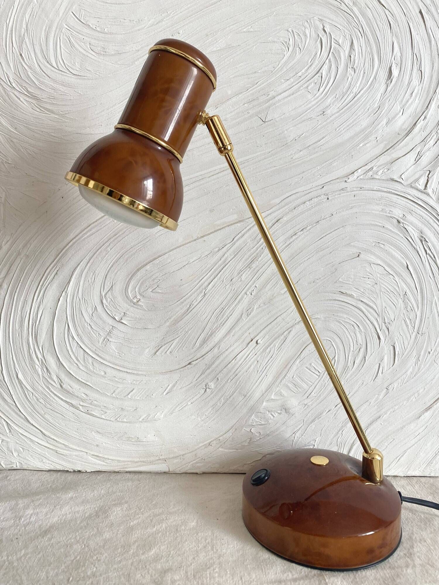 Desk lamp with an elm magnifying glass look from the 1980s.