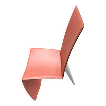 Fauteuil en cuir rouge au style italien moderne, signé Philippe Starck, années 1980.