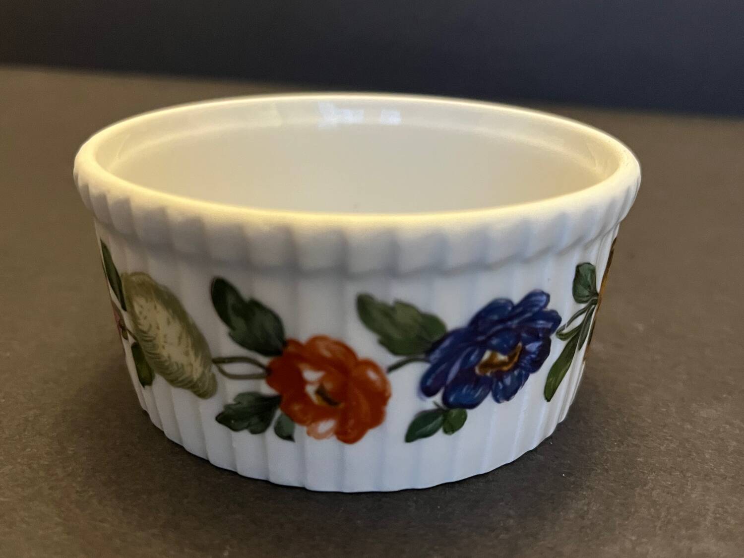 Set of 4 porcelain dishes from Paris