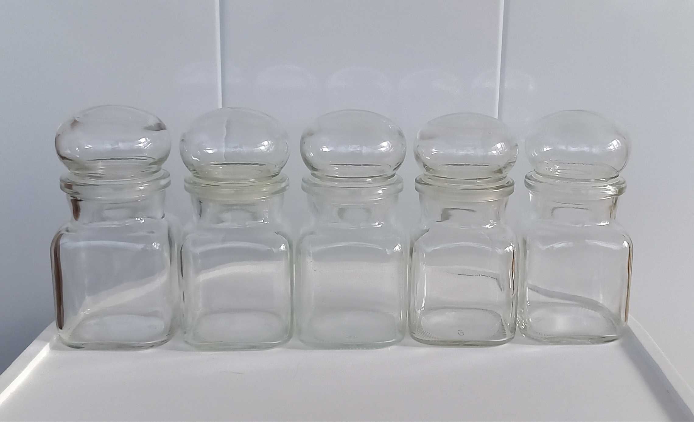 Lot de cinq pots d'apothicaire en verre transparent