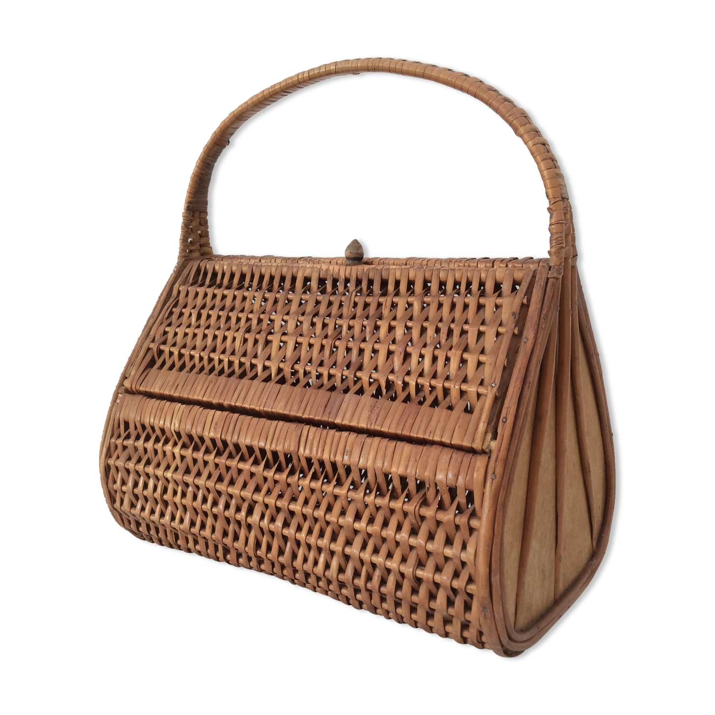 Basket in woven rattan from the 60's