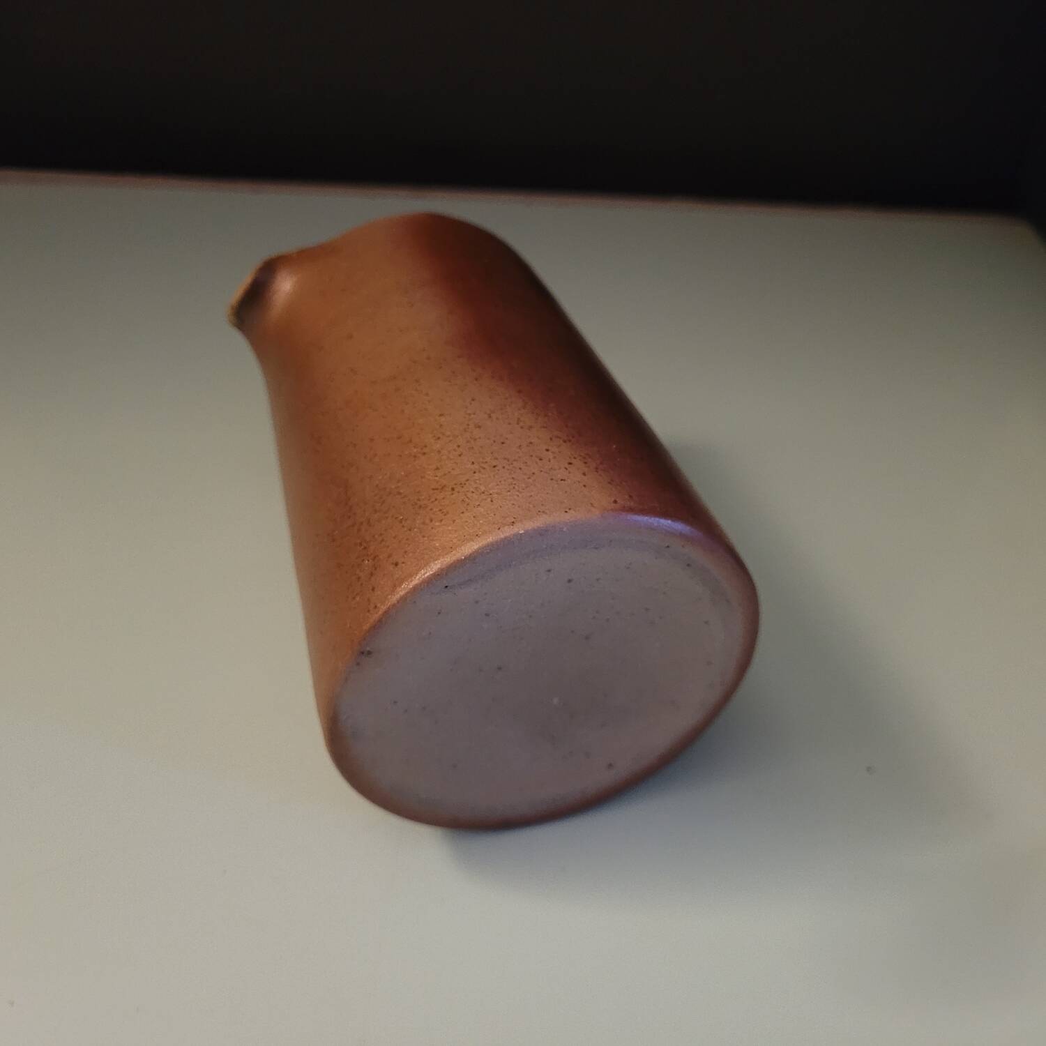 Pichet en grès artisanal – émaillage brun rosé – France, années 1970