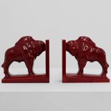 Paire de serre-livres en céramique émaillée rouge en forme de bœuf Bison de style Art Déco, Belgique