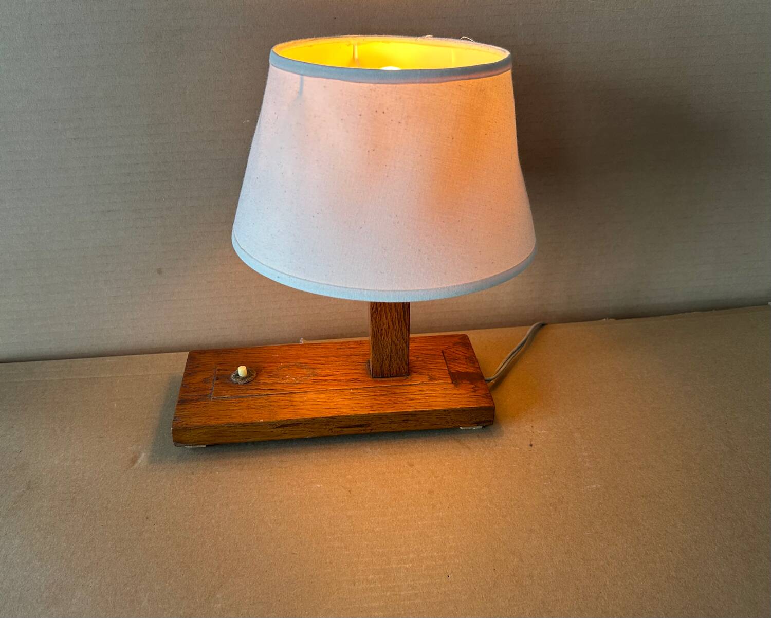 Petite lampe à poser en bois