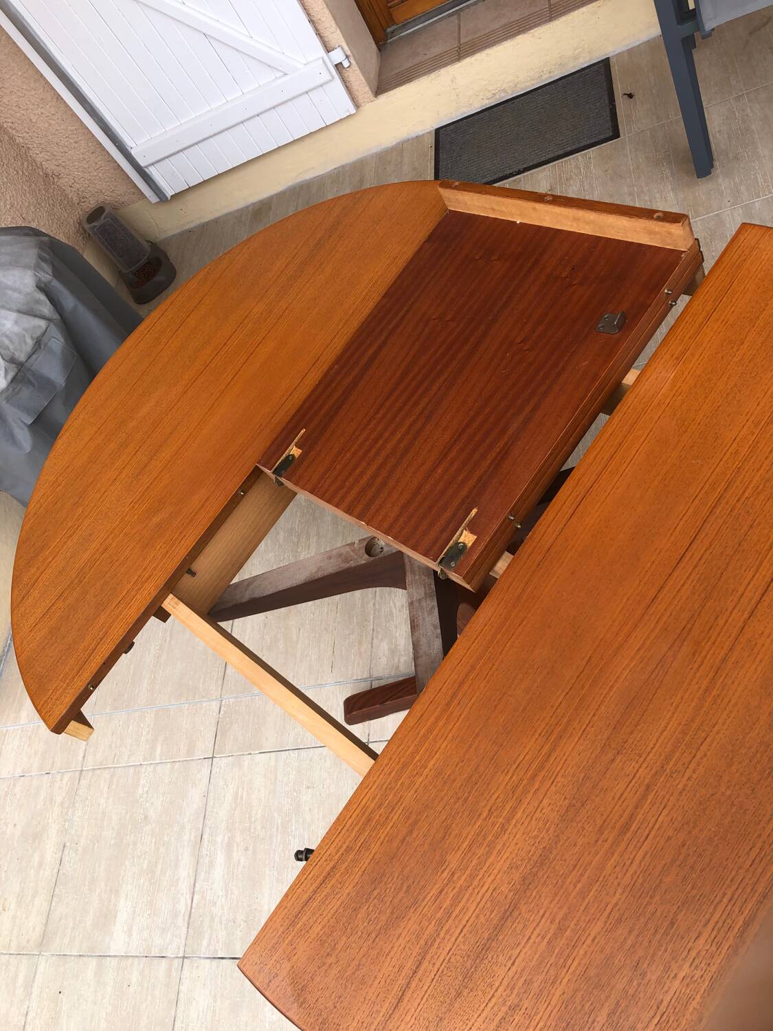 Baumann extendable round table