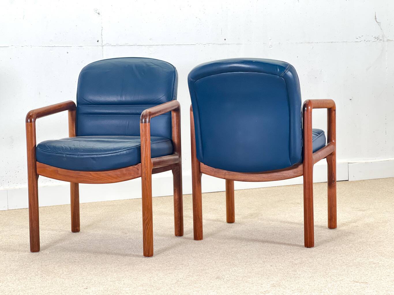 Ensemble de huit chaises de salle à manger à accoudoirs en noyer par Gordon Russell, années 1960