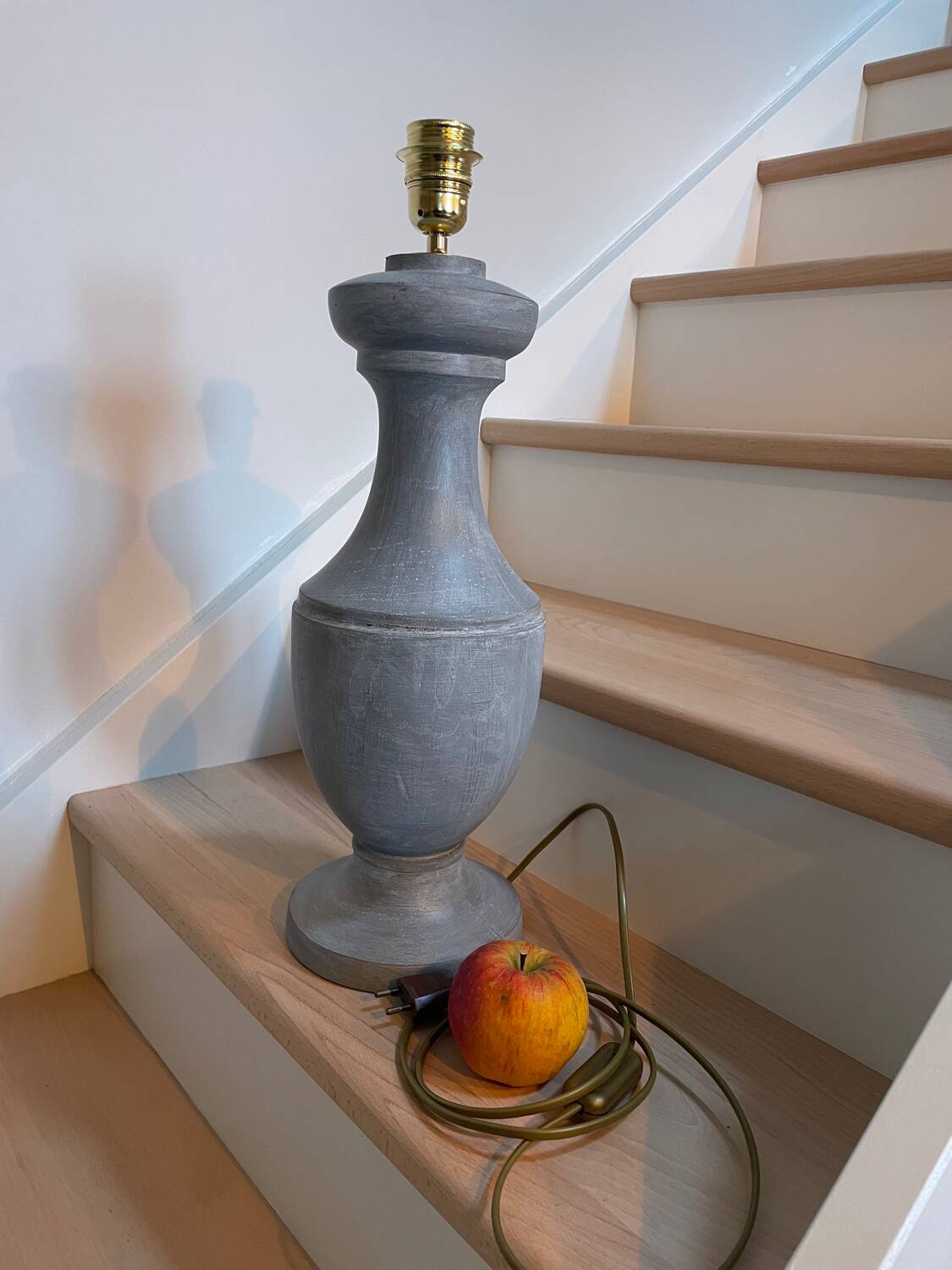 Lampe balustre vintage en bois de couleur gris zinc