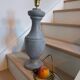Lampe balustre vintage en bois de couleur gris zinc