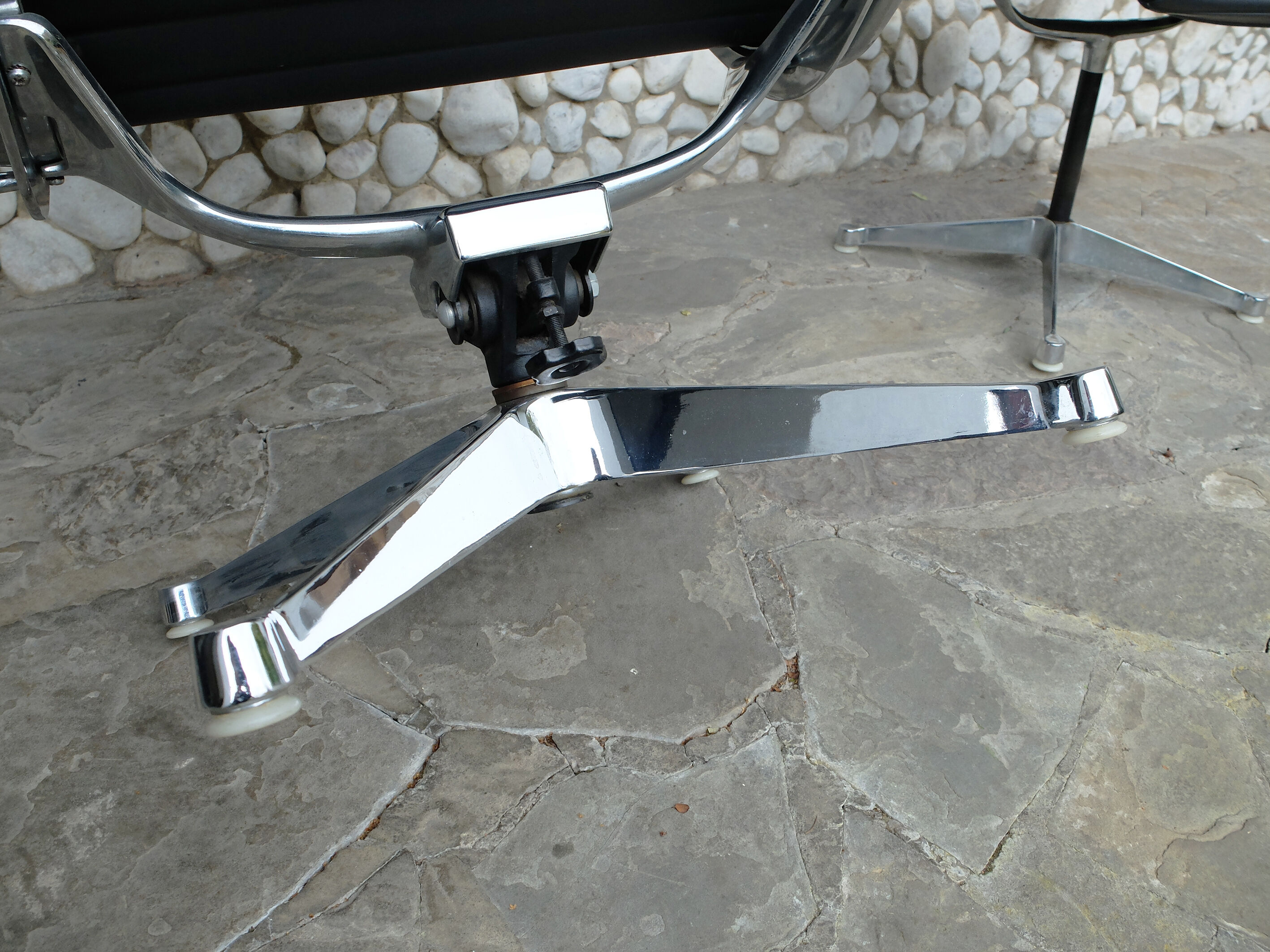 Lounge Chair Chair EA124 - Ottoman EA125 by Charles - Ray Eames for Herman Miller 1960s