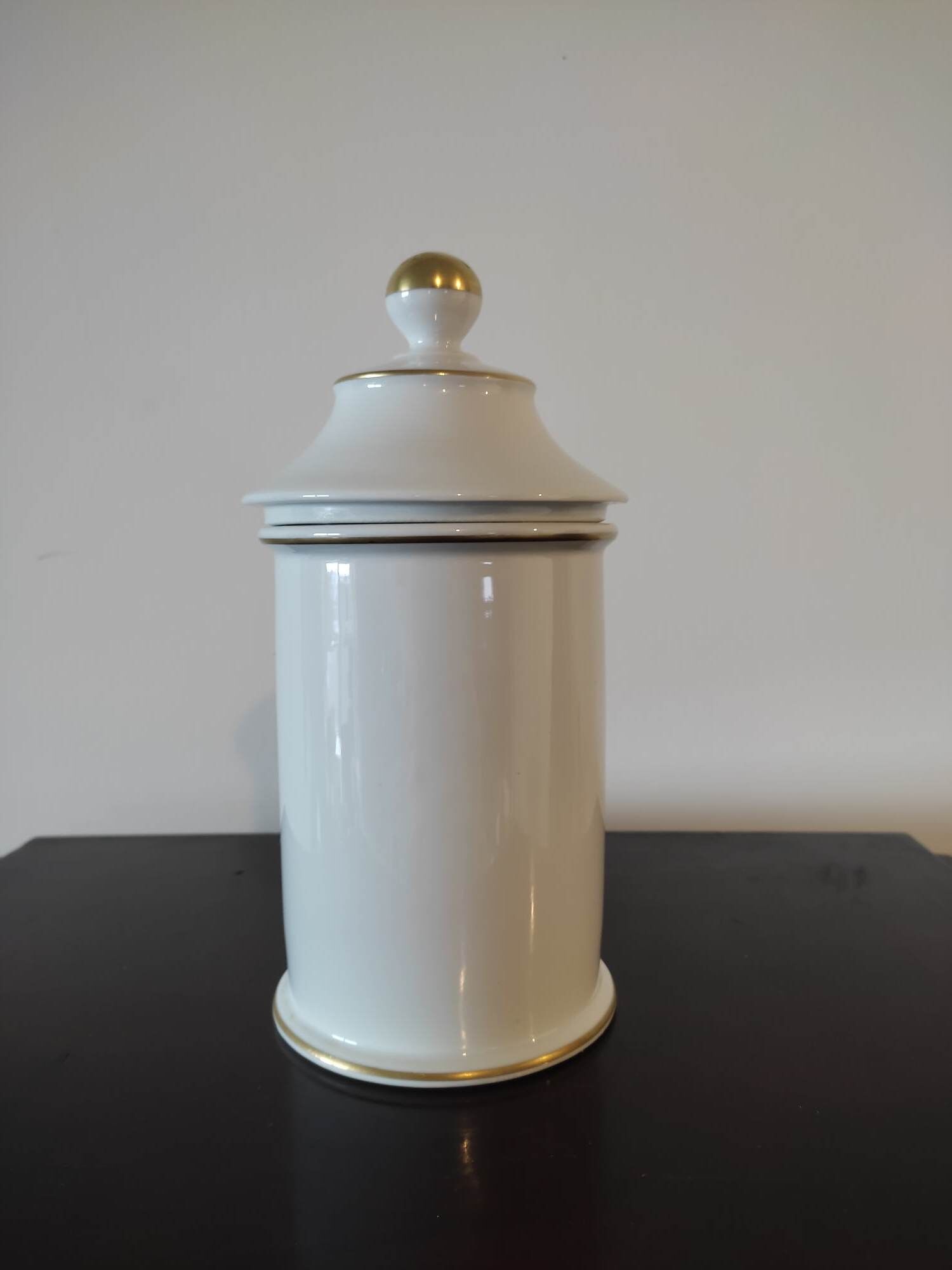 Pharmacy / apothecary pot in white earthenware decorated with gold net, "Catharan: Roseus signed Limoges