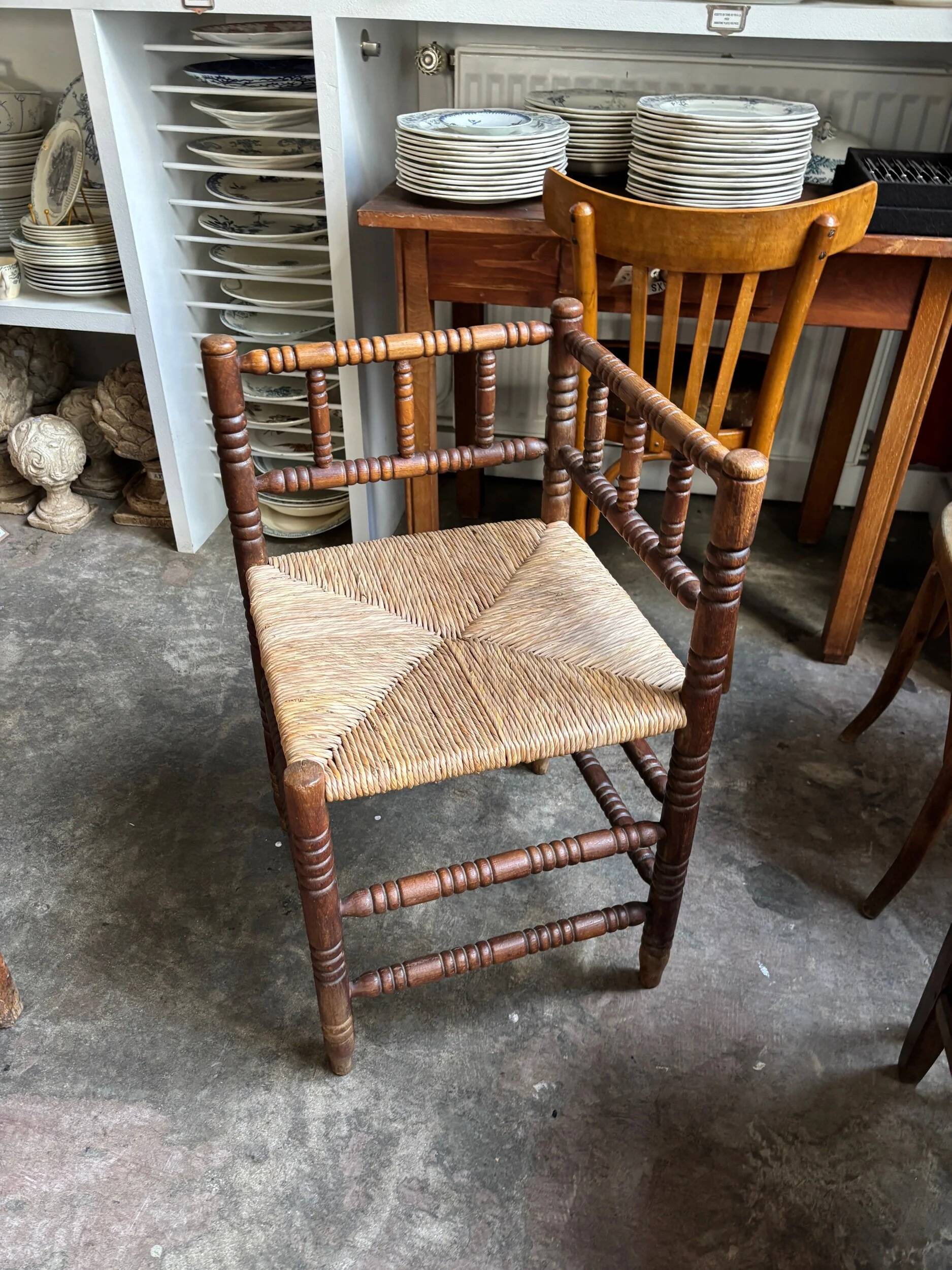 Corner chair in turned wood and straw