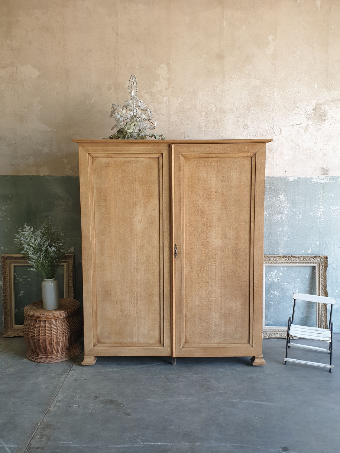 Cabinet from the 30s