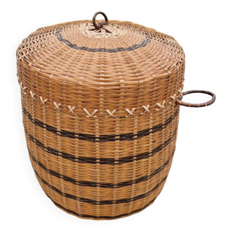 Wicker laundry basket