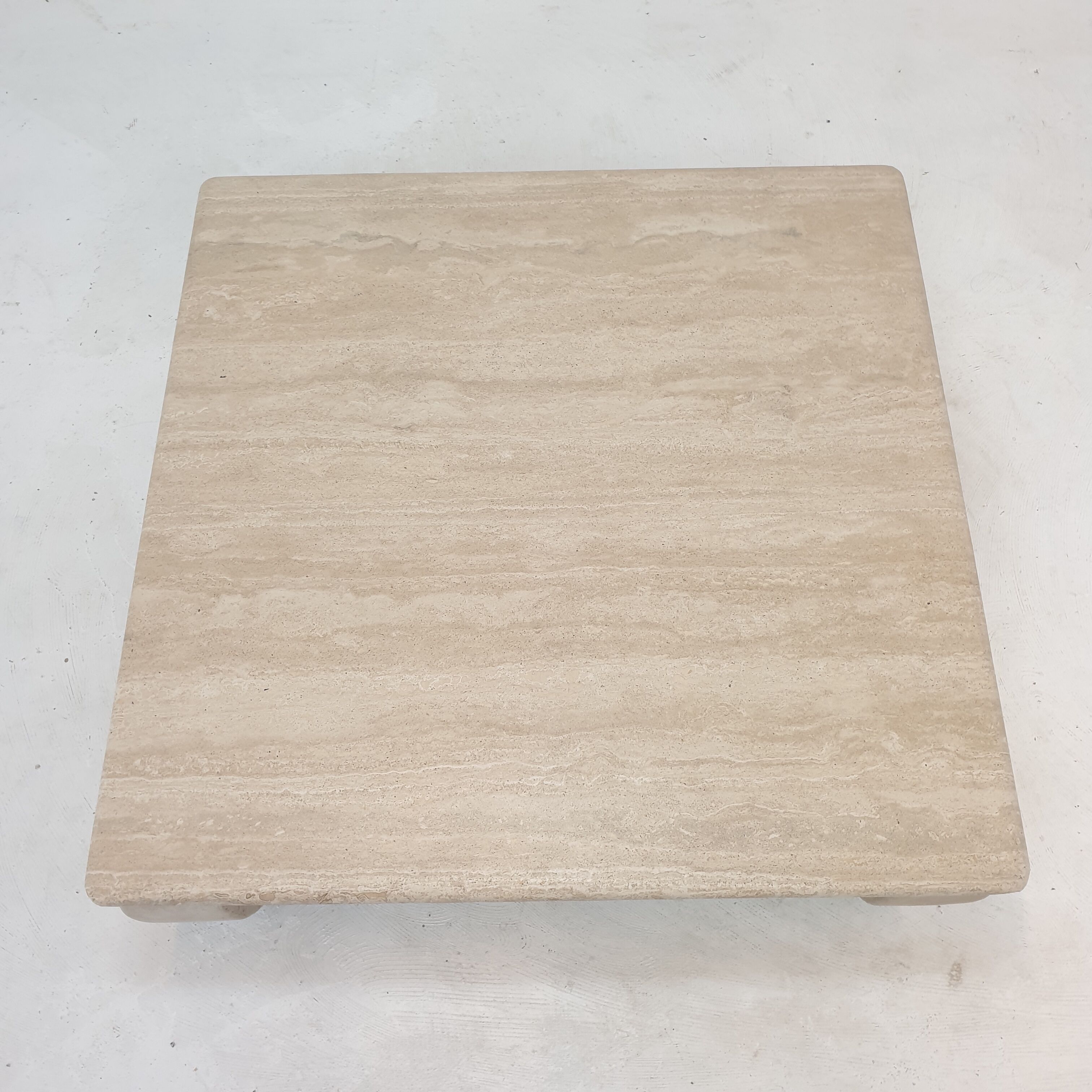 Table basse en travertin italien "Opium", années 1980.