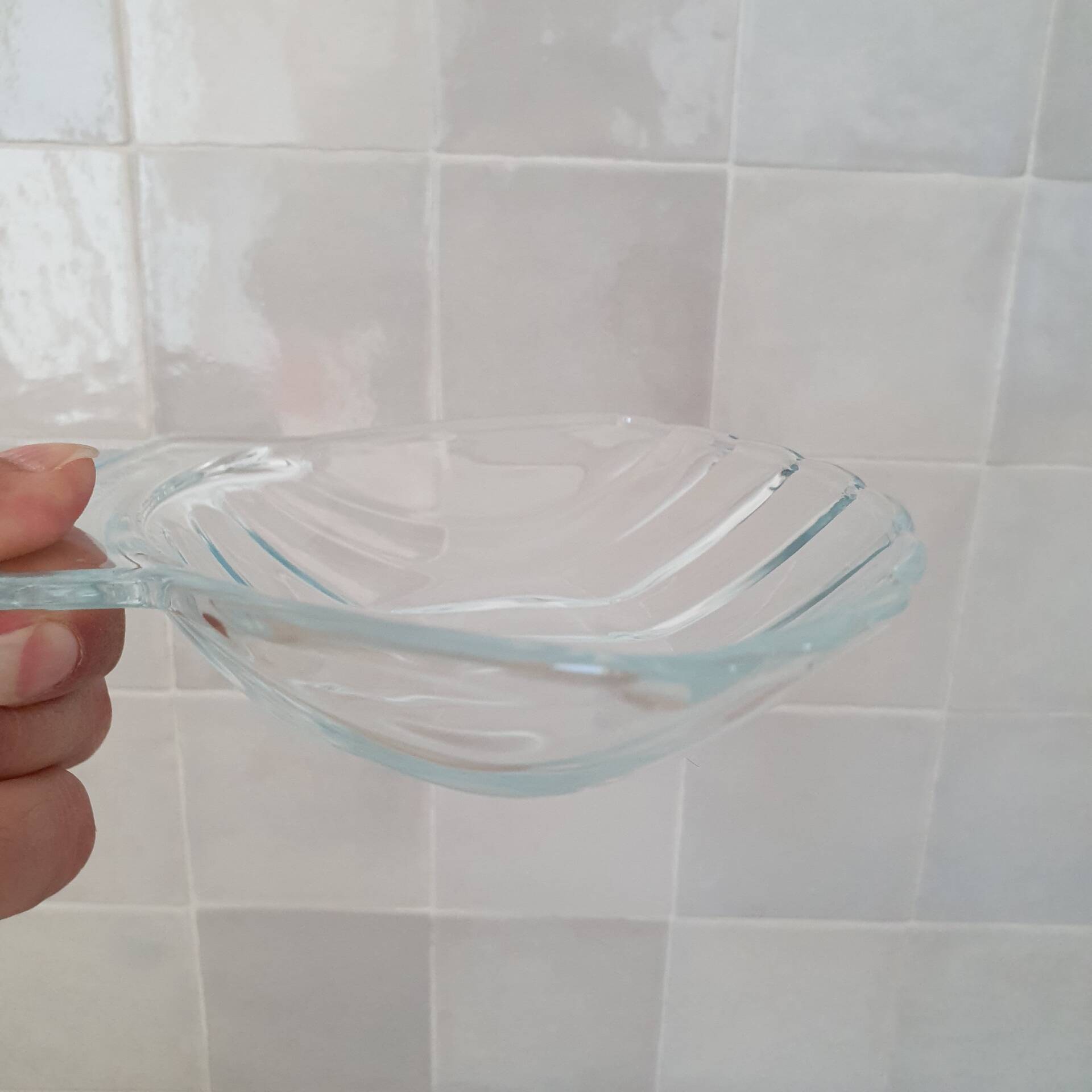 8 small shell-shaped ramekins in transparent glass