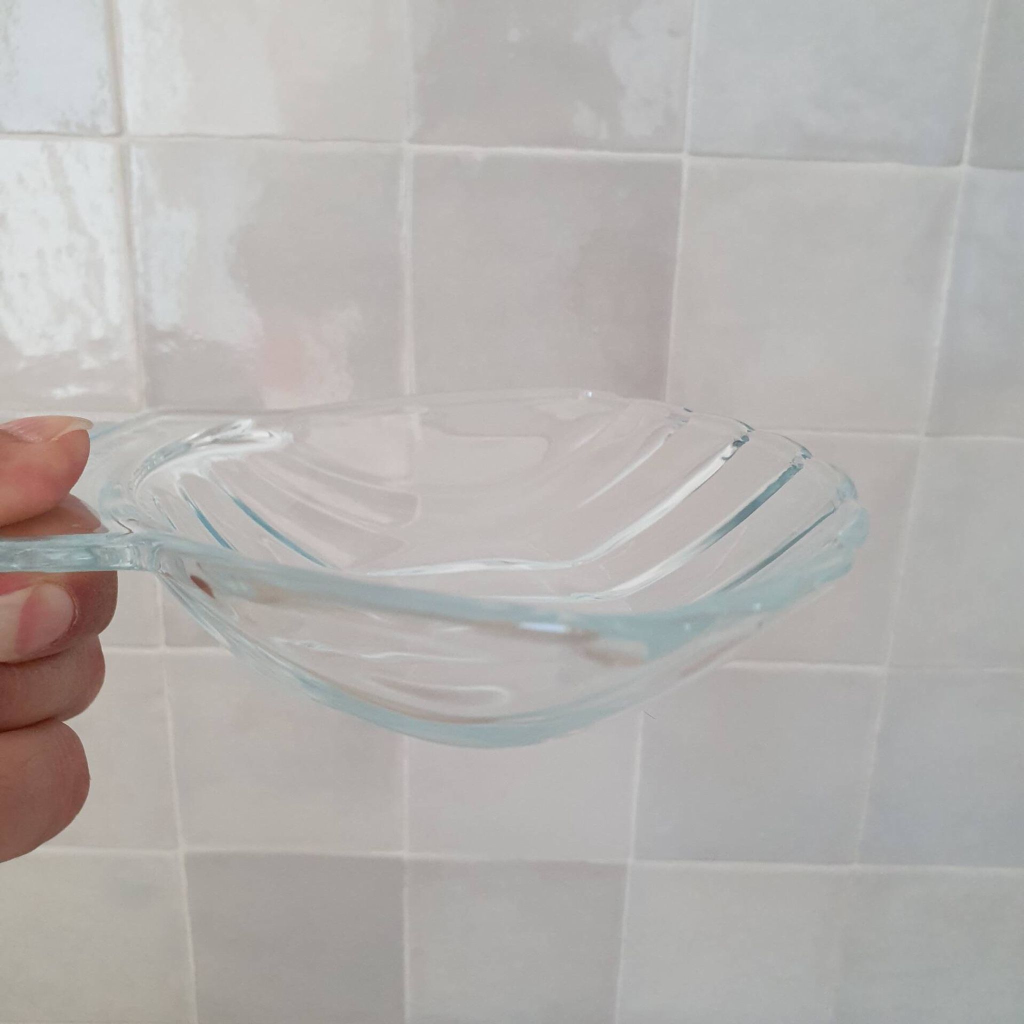 8 small shell-shaped ramekins in transparent glass