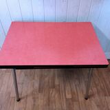 Expandable table in red formica