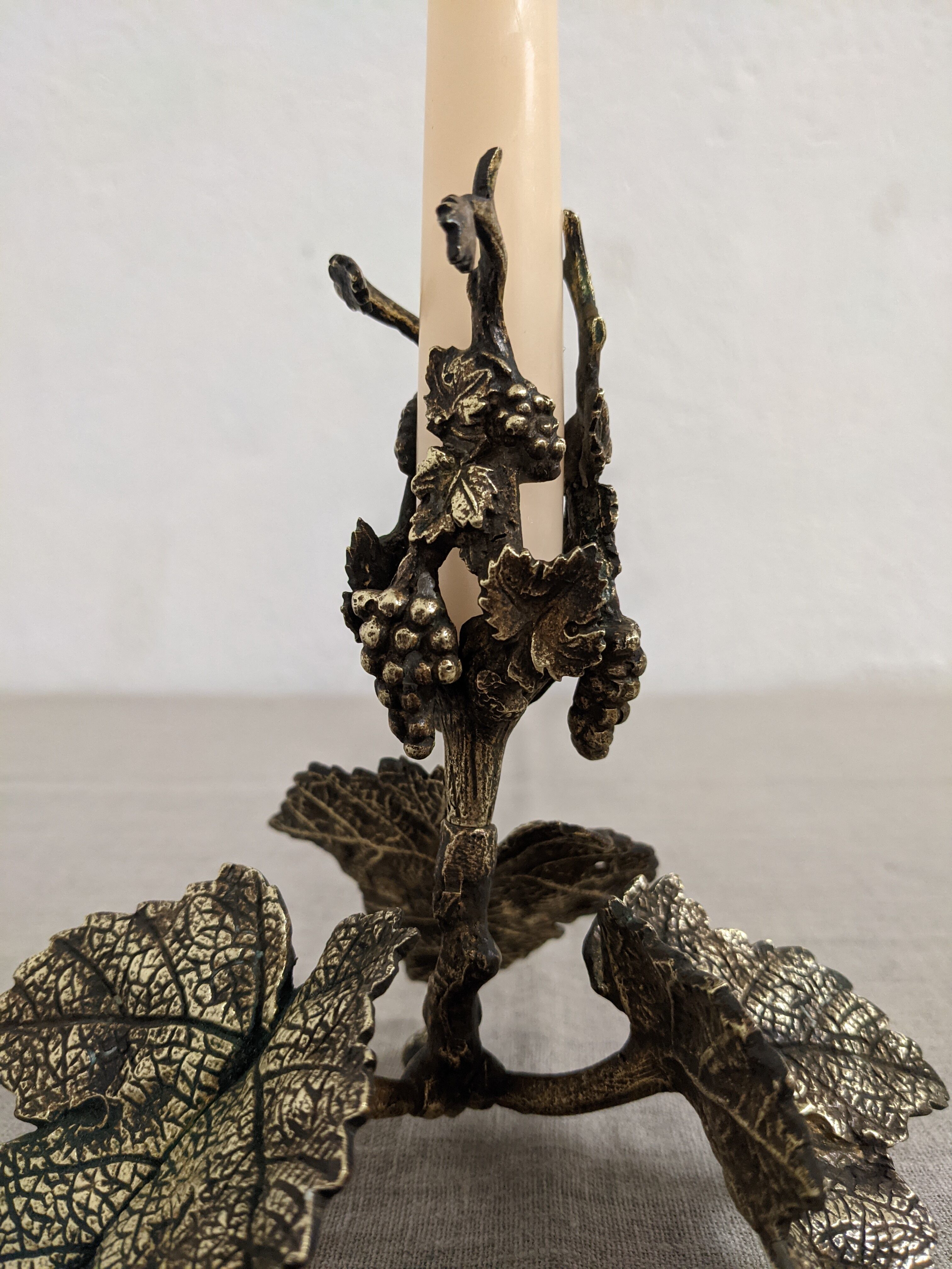Bougeoir en bronze à décor naturaliste